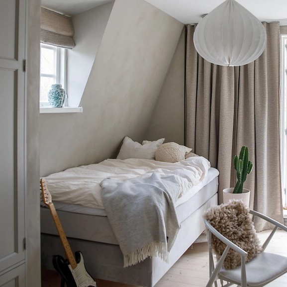 Gardin och hissgardin i boucletyg i mörkbeige färg