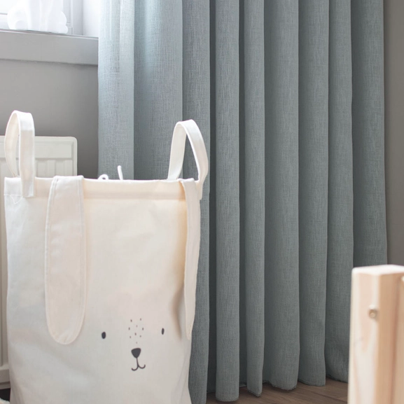 Blå gardin i barnrum