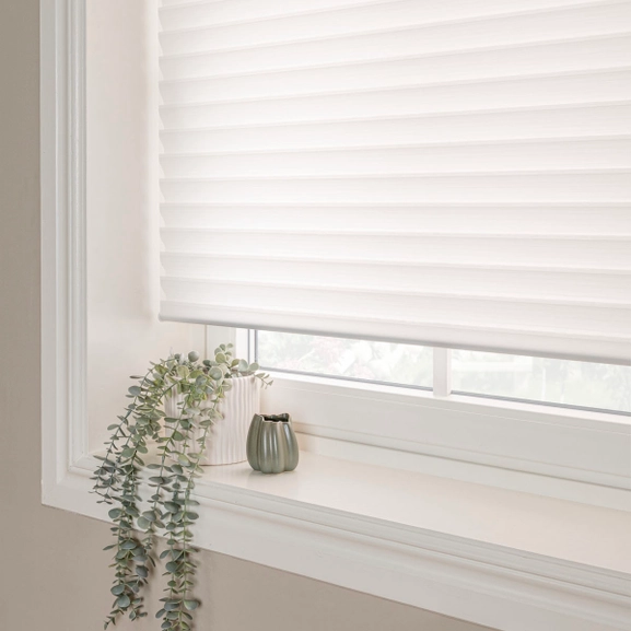 Rullgardin med textillameller i vitt