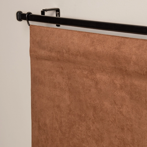 brun panelgardin med mockastruktur på gardinstång