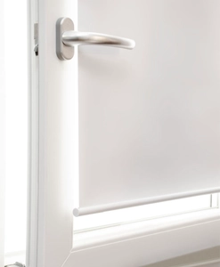 Närbild på bottenlist på mörkläggande rullgardin