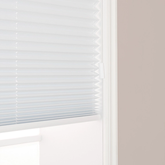 Närbild på mörkläggande plisségardin