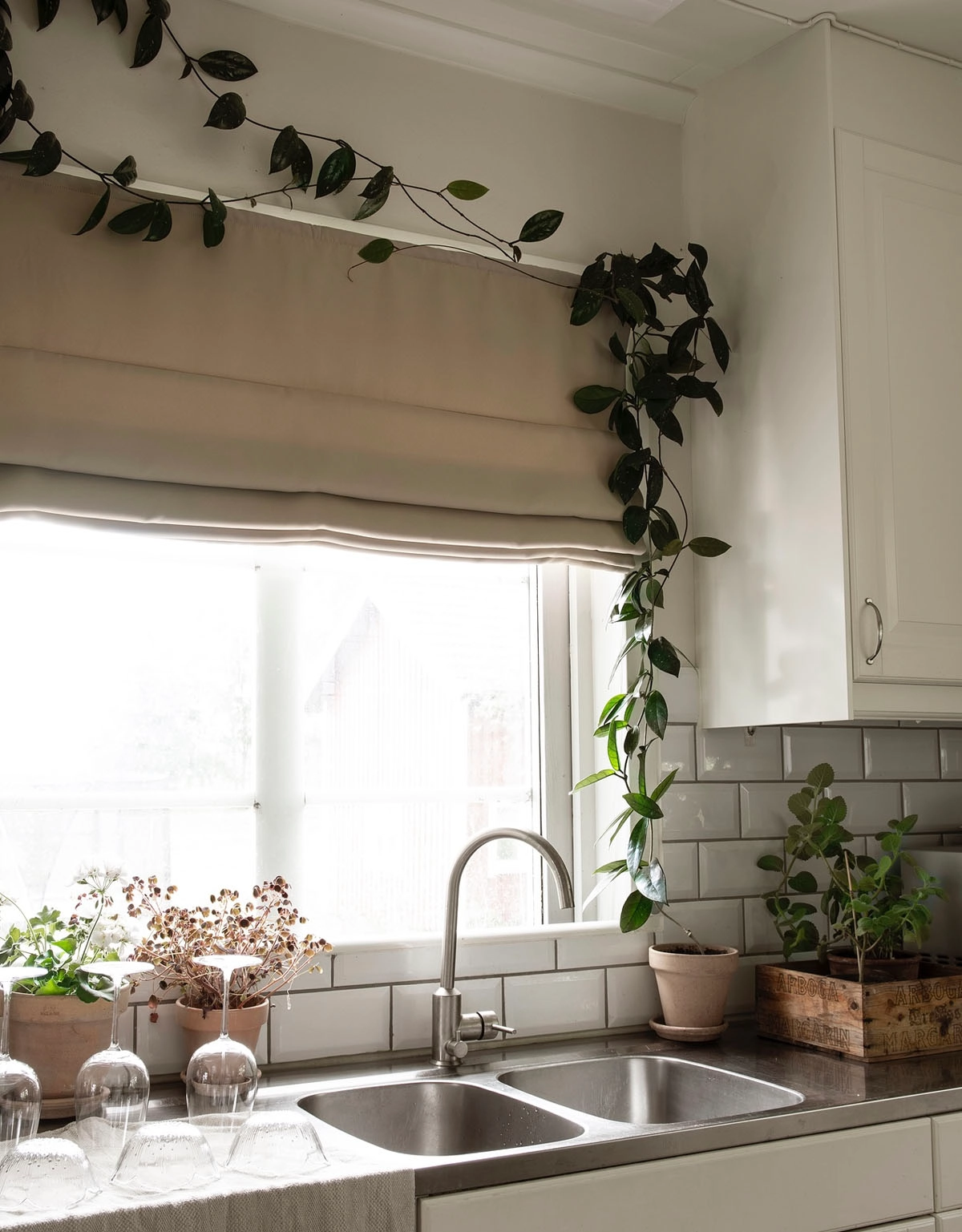 Mörkläggande beige hissgardin