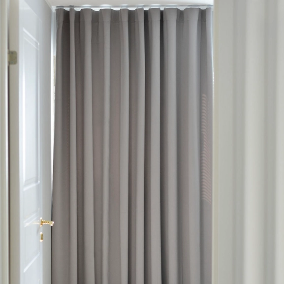 Måttillverkad hotellgardin Dokie, mörkläggande 95%, ljusgrå