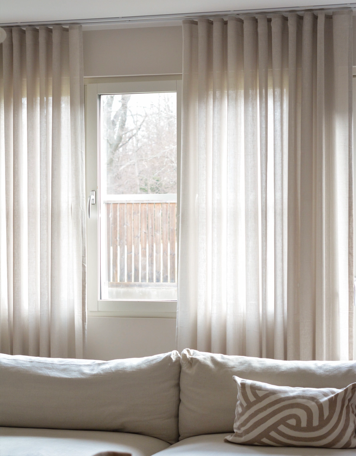 Beige transparent gardin i vardagsrum