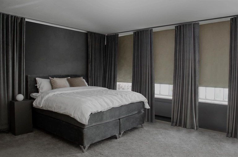 Mörkgrå sammetsgardiner med rullgardin i beige mocka