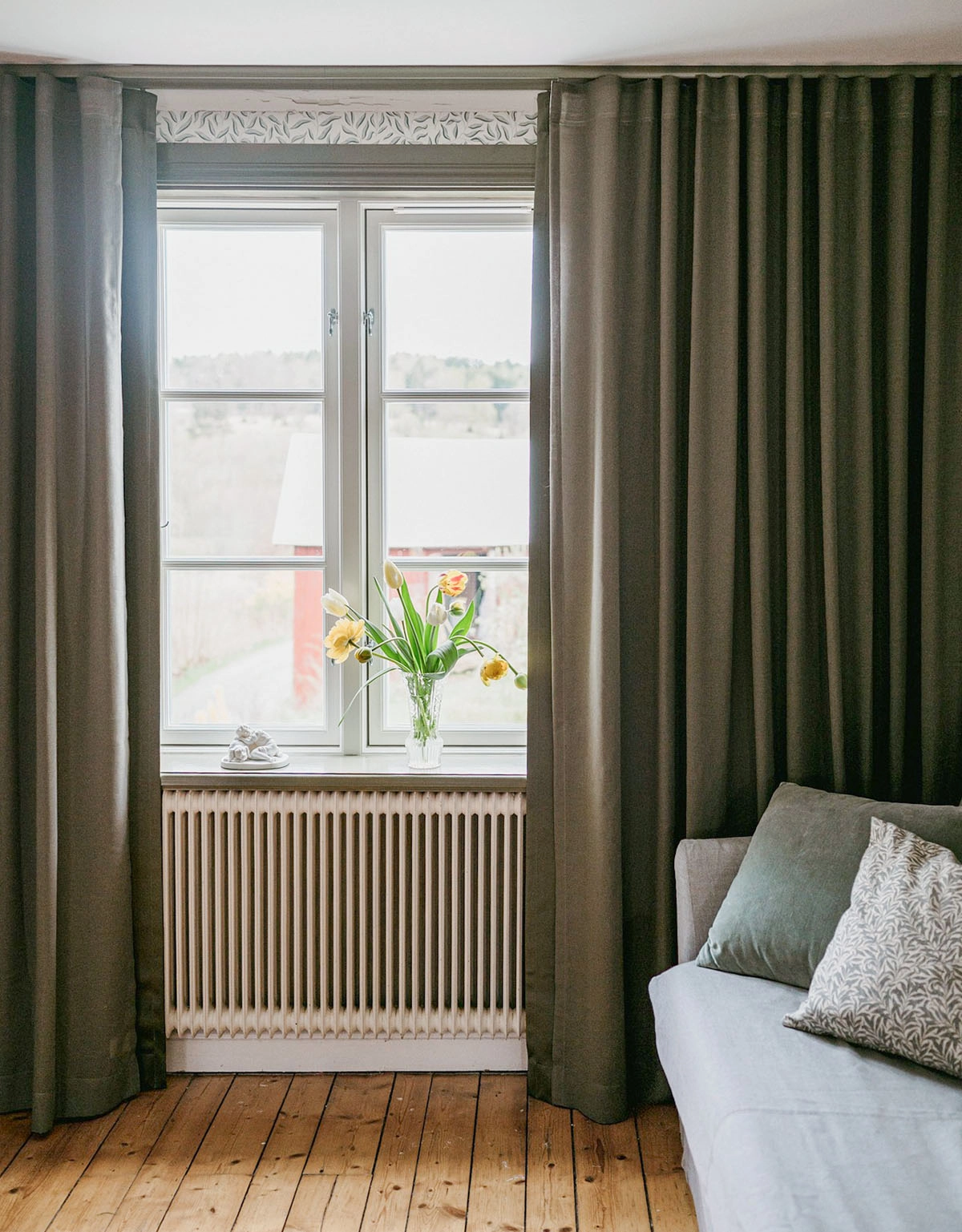 Dovgrön gardin på grön gardinskena