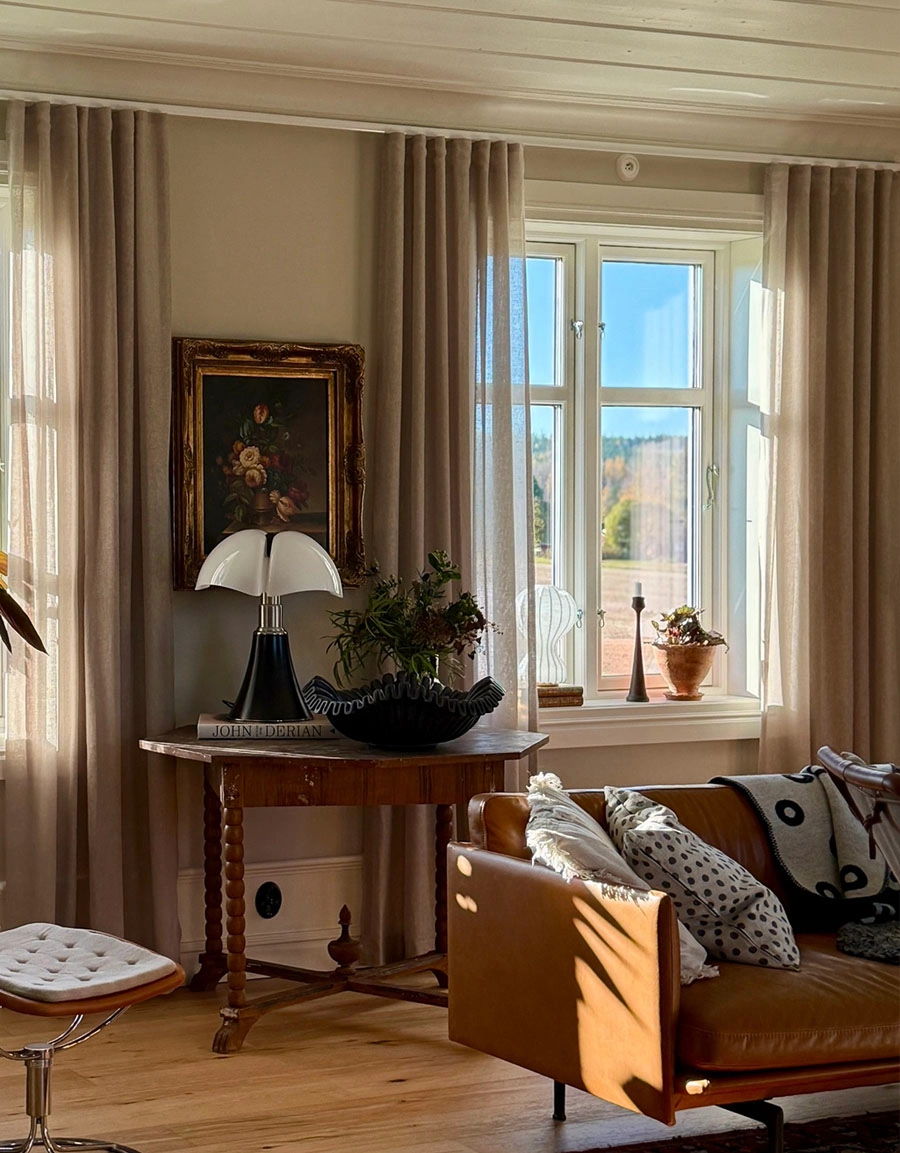 Gardin Saga, beige, i lantligt hem