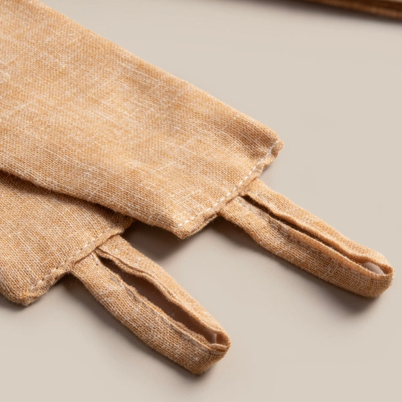 Närbild på senapsgult gardinomtag