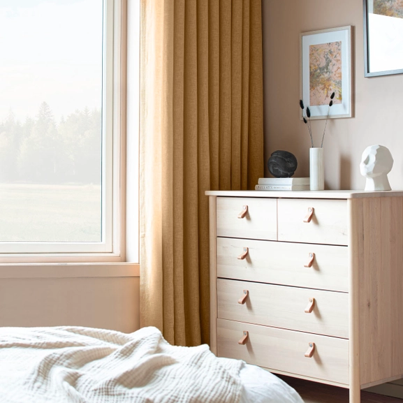 Senapsgul, skir gardin i sovrum