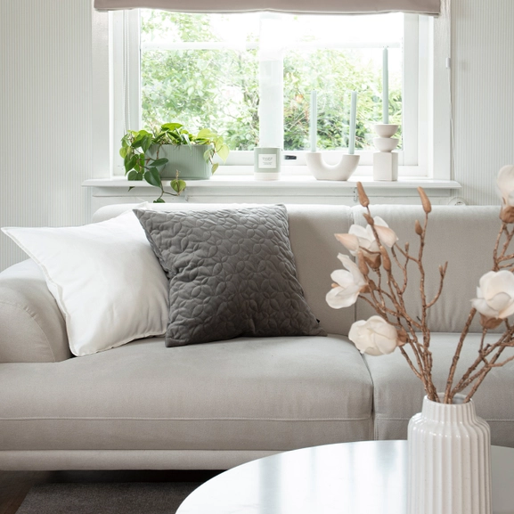 Mörkläggande beige hissgardin