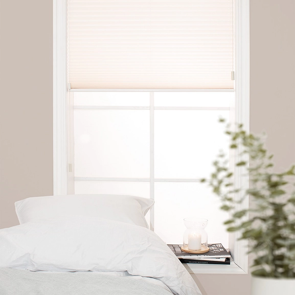 Plisségardin i fönster