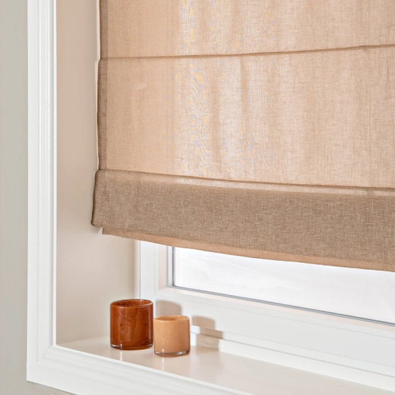 Hissgardin i avskärmande beige väv