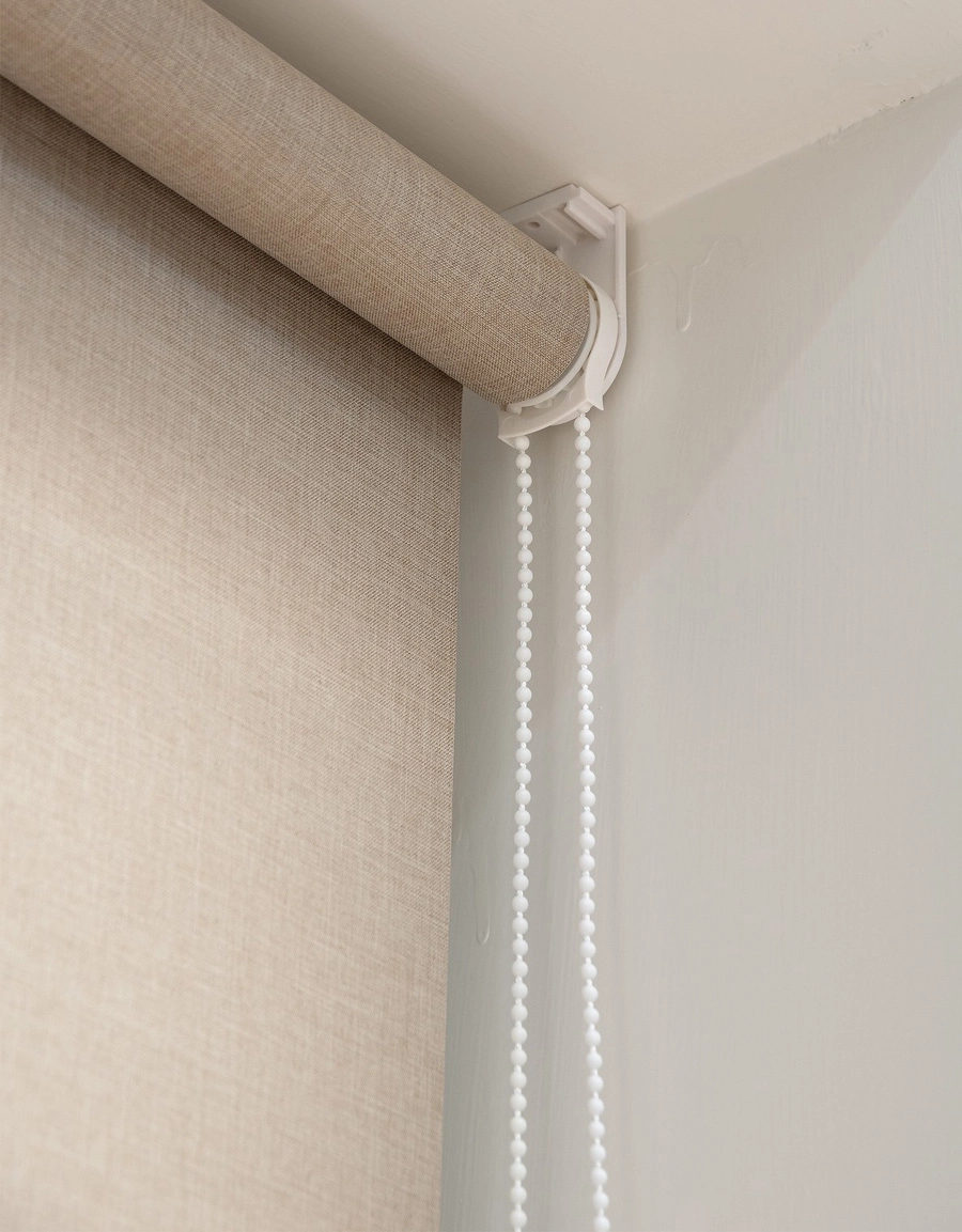 Mörkläggande rullgardin med textilkänsla