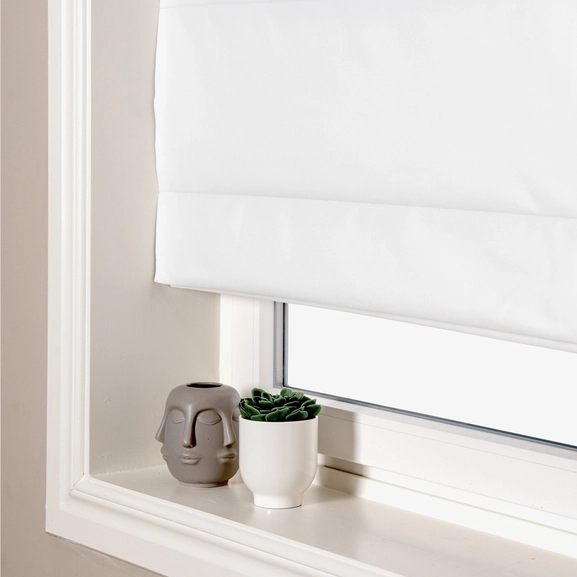 Mörkläggande vit hissgardin i fönster