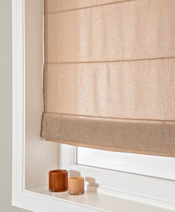 Hissgardin i avskärmande beige väv