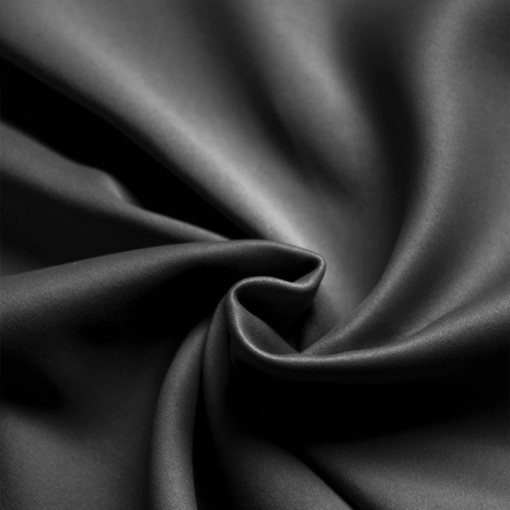 Närbild på svart mörkläggande gardin