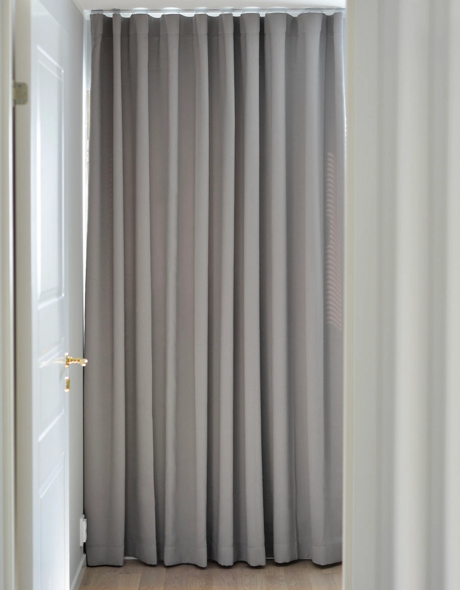 Måttillverkad hotellgardin Dokie, mörkläggande 95%, ljusgrå