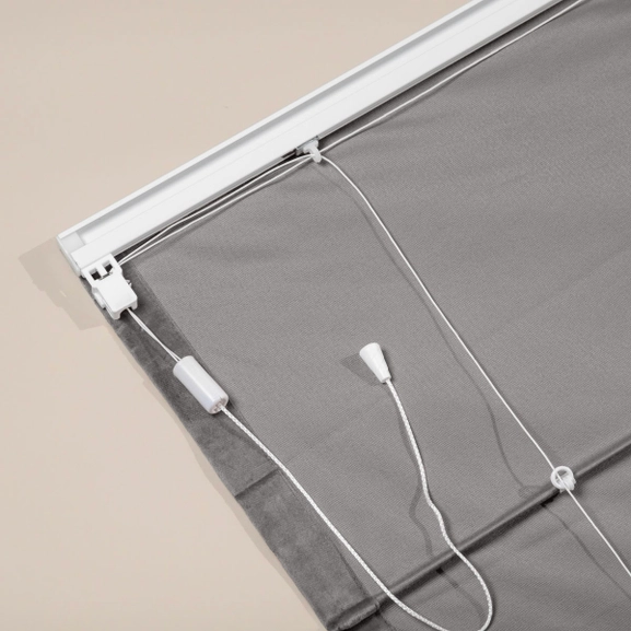 Baksidan av en mörkgrå hissgardin i sammet med linlås