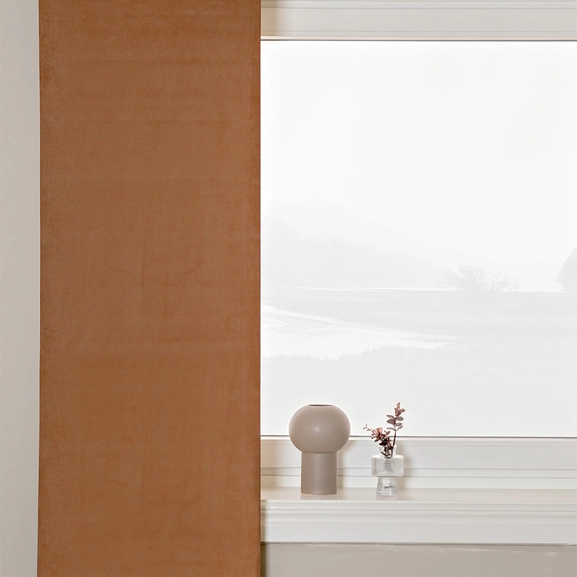 brun panelgardin med mockastruktur på gardinstång