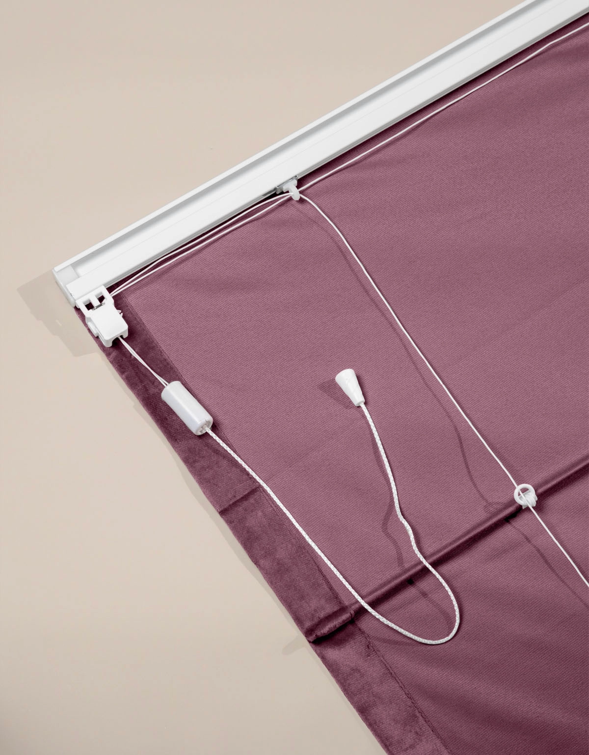 Baksidan av en lila hissgardin i sammet med linlås