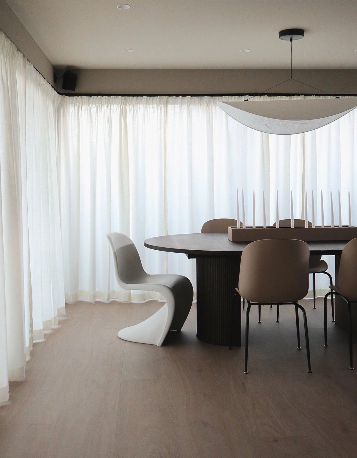 Vit gardin på svart gardinskena monterad på vägg