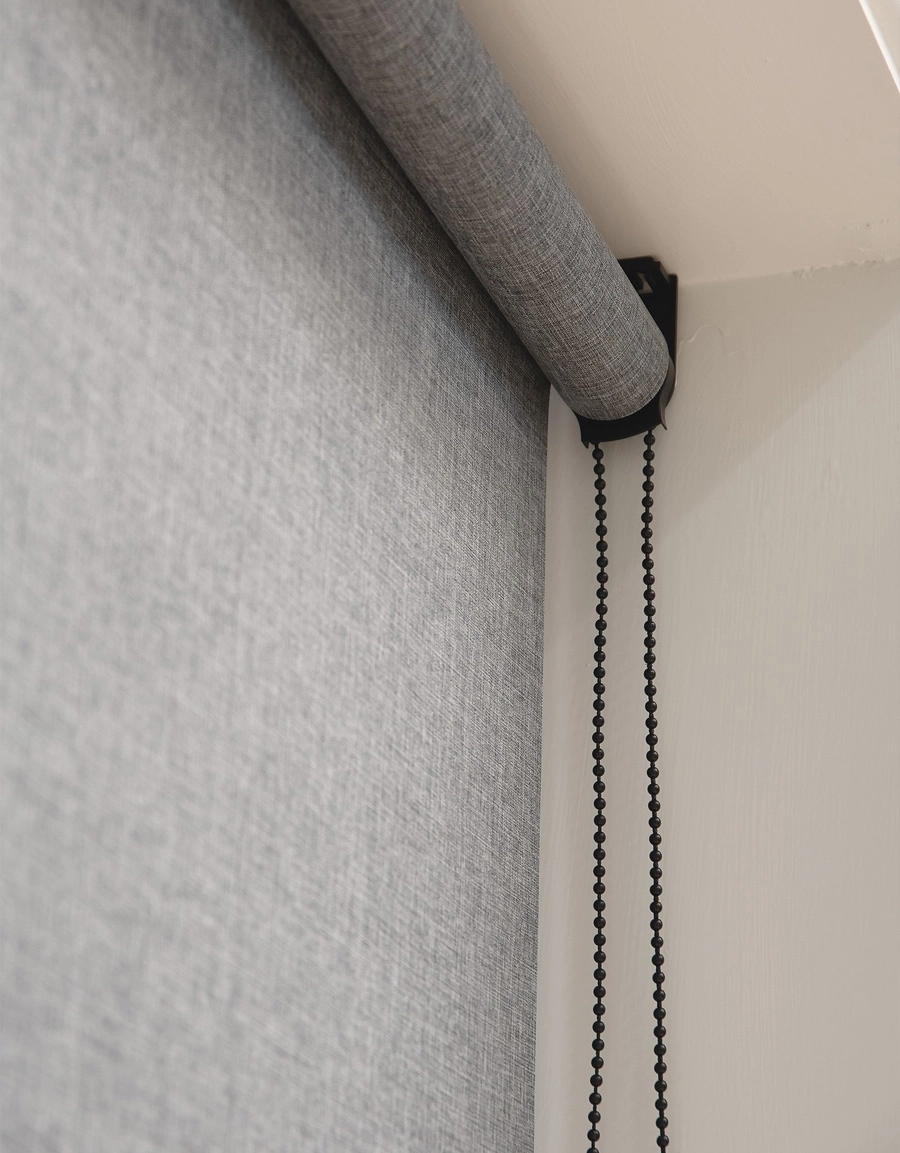 Mörkläggande rullgardin med textilkänsla