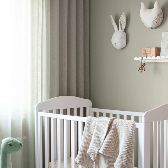 Grön transparent gardin i grönt barnrum