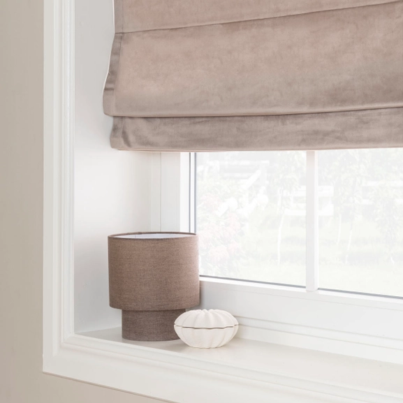 Beige hissgardin i sammet