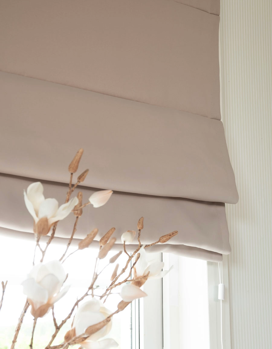 Mörkläggande hissgardin i beiget tyg