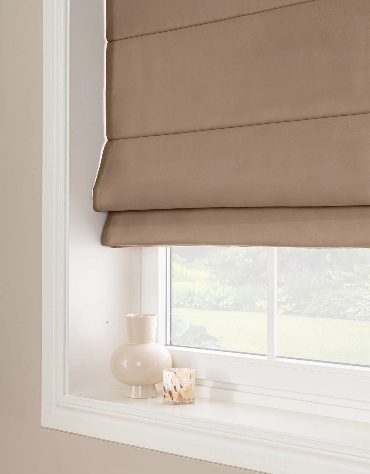 Sandfärgad mörkläggande hissgardin i framskyndat tyg