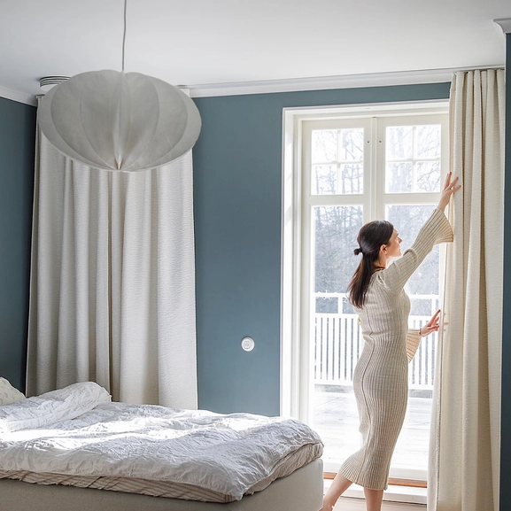 Bouclégardin i blått sovrum