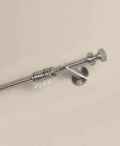 Gardinstång i stål med ringar och ändknopp