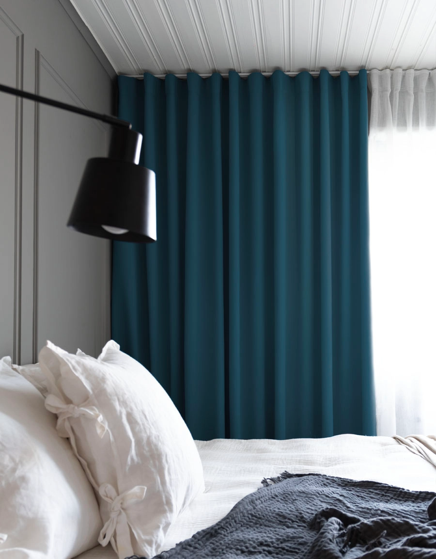 Mörkläggande blå gardin i sovrum
