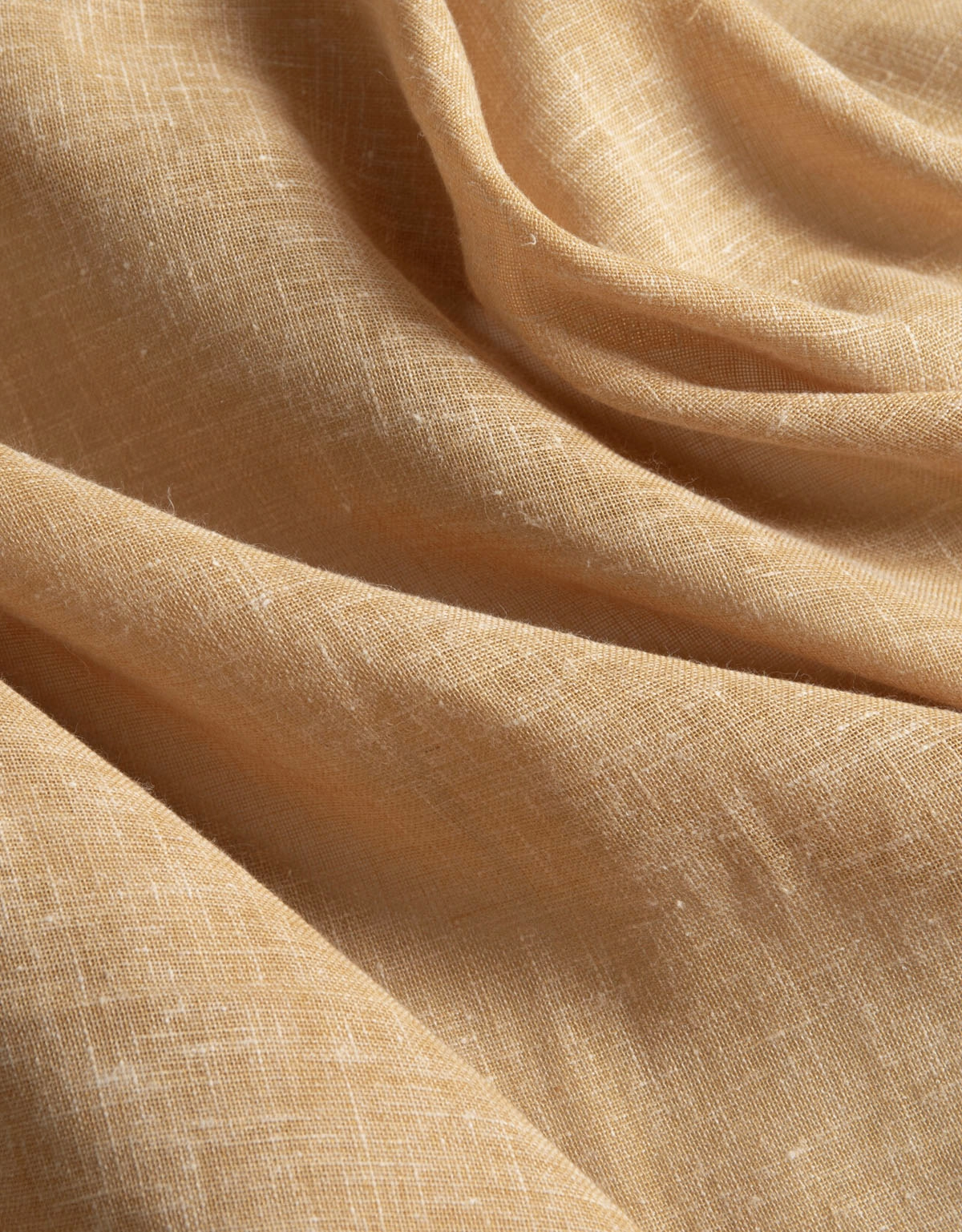 Närbild på gardintyg Saga i senapsgul