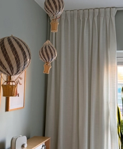 Varmvit gardin med fingerkrokar