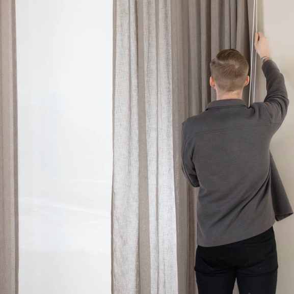 Man som justerar linorna på en lindragsskena