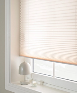 Beige avskärmande plisségardin