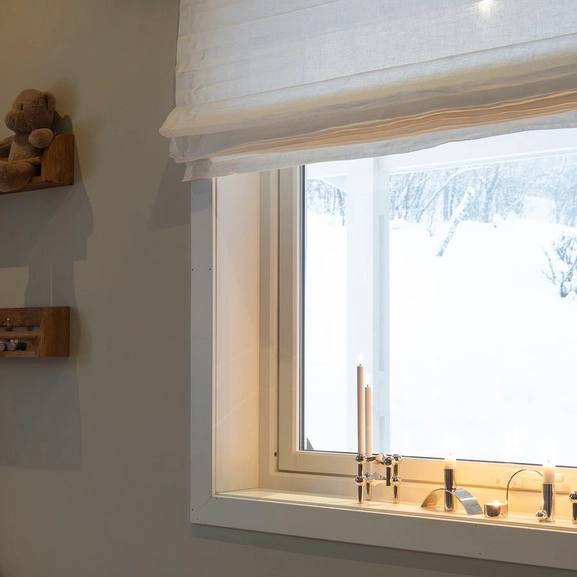 Hissgardin Linnea i vitt