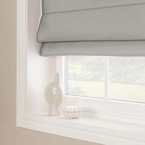 Ljusgrå mörkläggande hissgardin