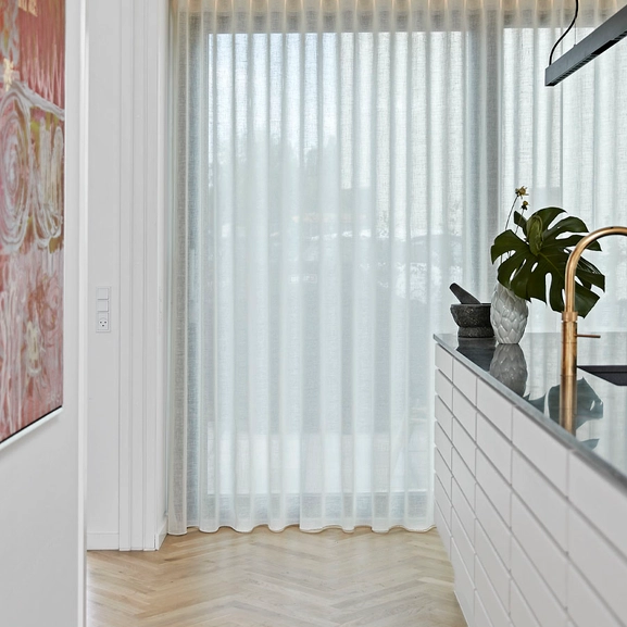 Superellipse curtain rail