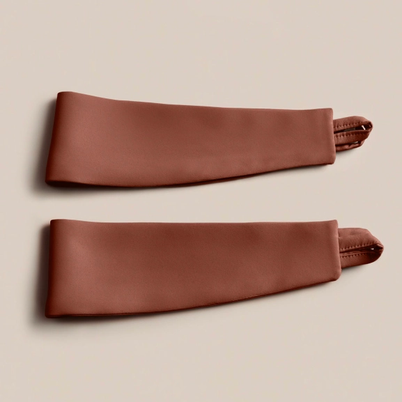 Rostrött gardinomtag i textil