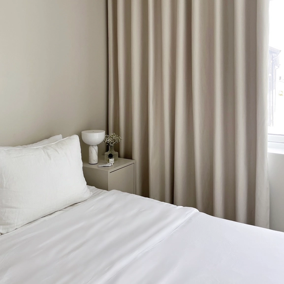 Beige mörkläggningsgardin i sovrum