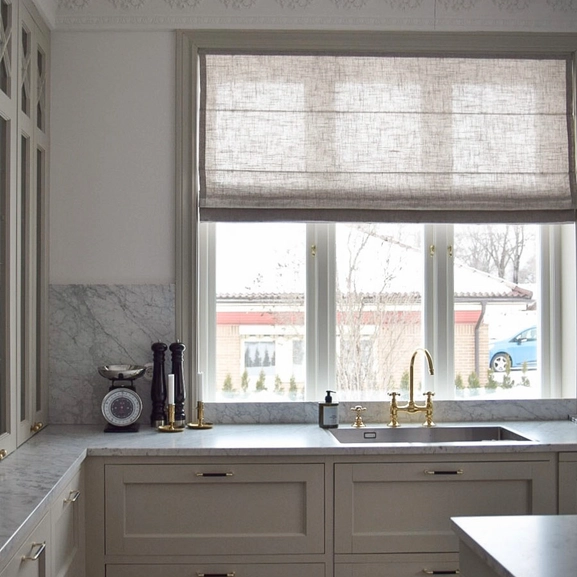 Grå hissgardin i köksfönster