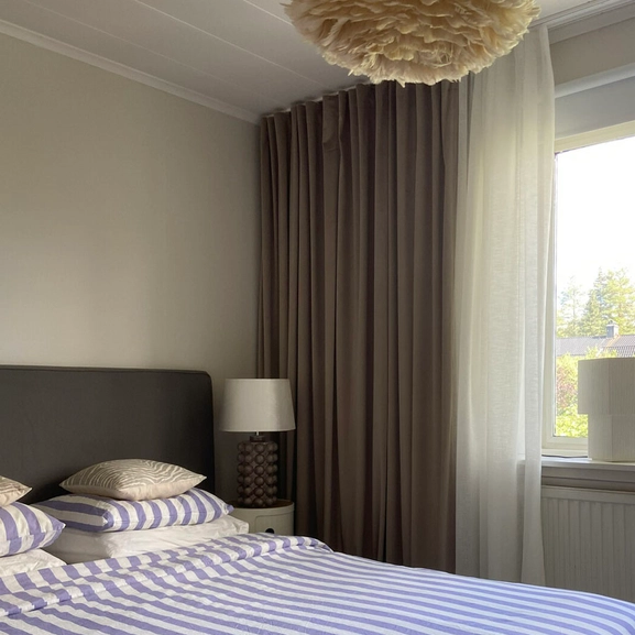 Sammetsgardin Ljuva, beiget i sovrum