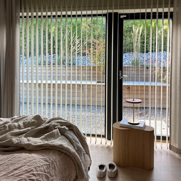 Mörkläggande lamellgardin, beige, i sovrum, öppen