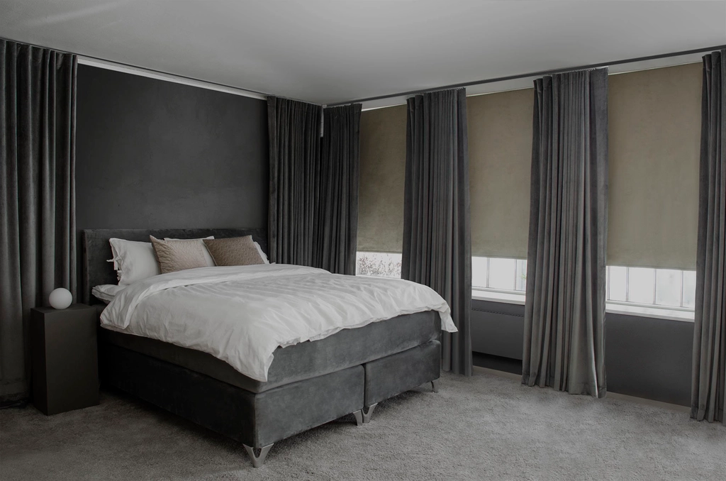 Mörkgrå sammetsgardiner med rullgardin i beige mocka