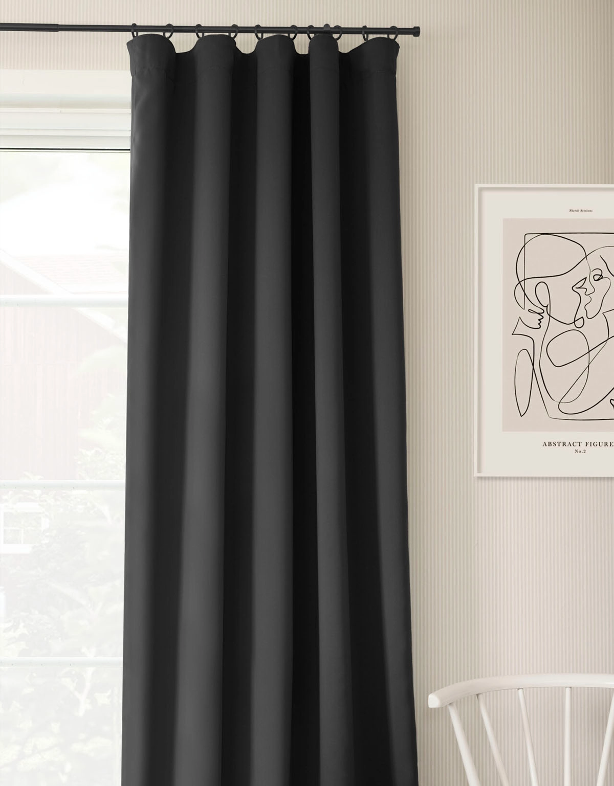 Svart mörkläggningsgardin upphäng på svart gardinstång