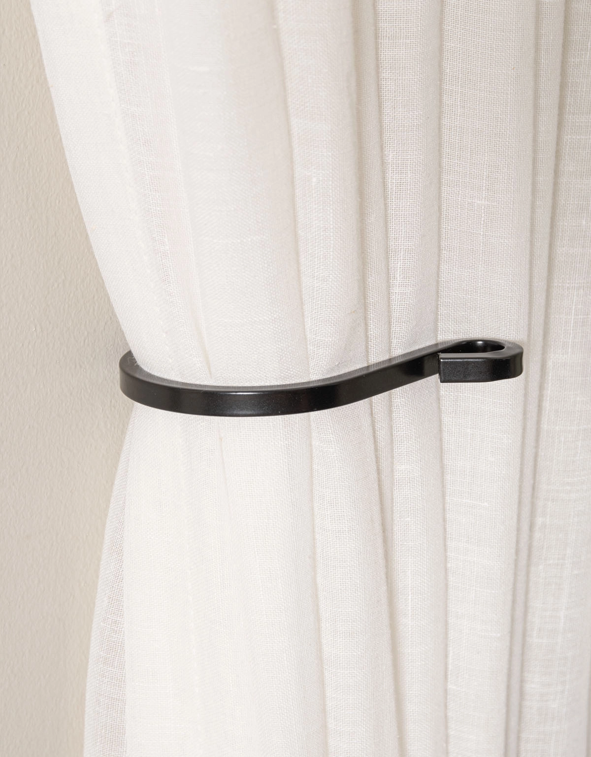 Stelt gardinomtag i metall, svart