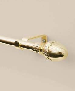 Gardinstång i mässing med dekorativ knopp